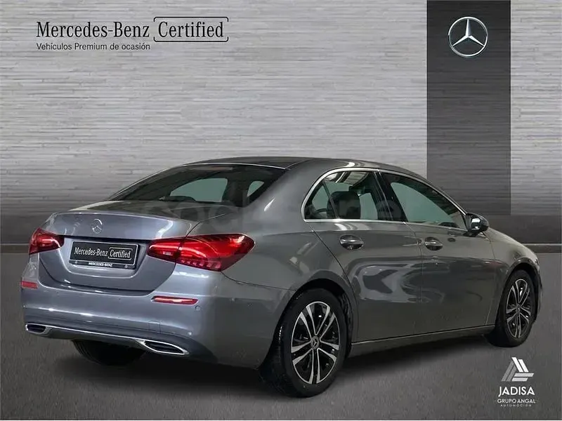 Usado Mercedes A180 136 CV (100 kW) 2024 Gris / plata Berlina