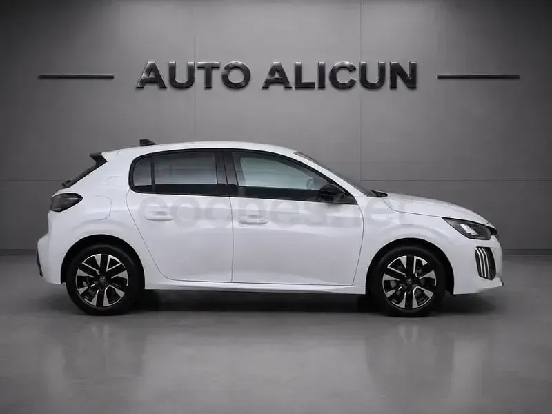 Usado Peugeot 208 Allure 100 CV (73 kW) 2025 Blanco Utilitario