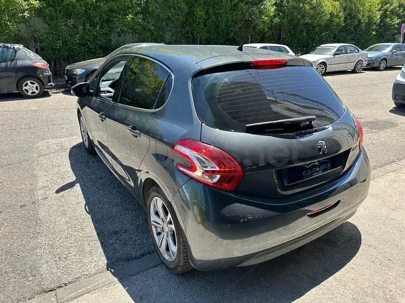 Usado Peugeot 208 Allure 120 CV (88 kW) 2012 Gris Utilitario