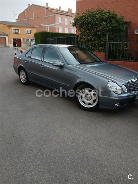 Verde Usado 2004 Mercedes E220 Classic Berlina | 5800 € (Precio justo) - Imagen 1/4