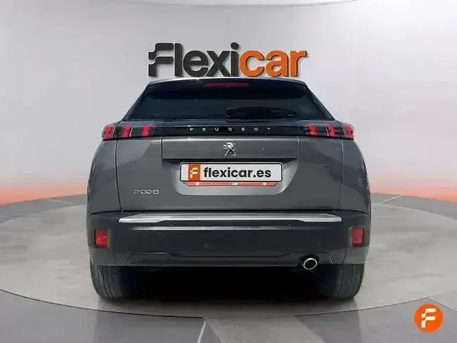 Usado Peugeot 2008 Active 110 CV (80 kW) 2022 Gris SUV