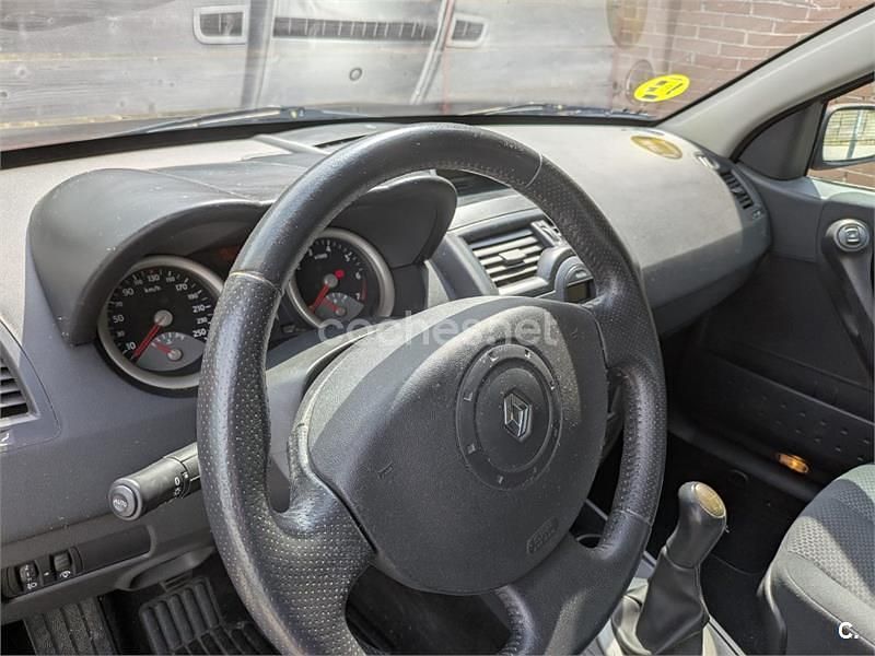 Usado Renault Mégane II Authentique 115 CV (84 kW) 2003 Granate Berlina