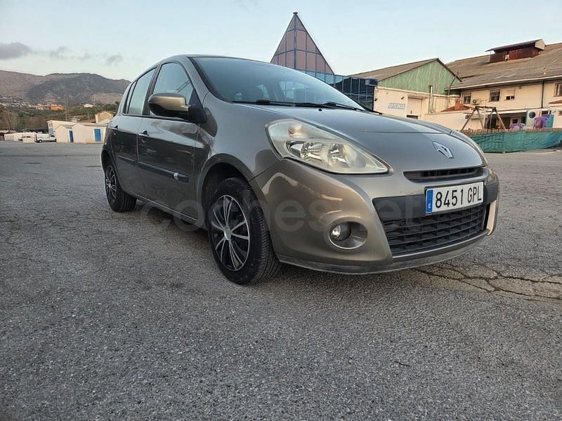 Usado Renault Clio II Expression 70 CV (51 kW) 2009 Marrón Berlina