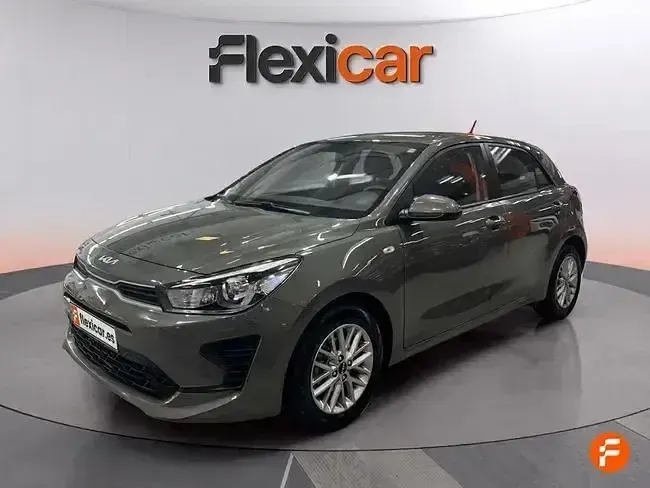 Usado Kia Rio 84 CV (61 kW) 2023 Gris Berlina