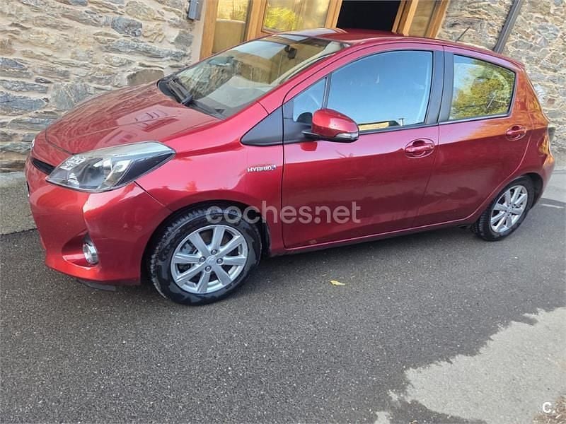 Granate Usado 2012 Toyota Yaris Hybrid Active Berlina | 8500 € (Precio justo) - Imagen 1/4