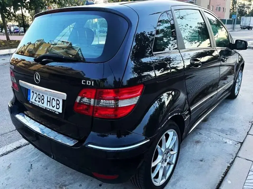 Usado Mercedes B180 109 CV (80 kW) 2011 Negro Utilitario