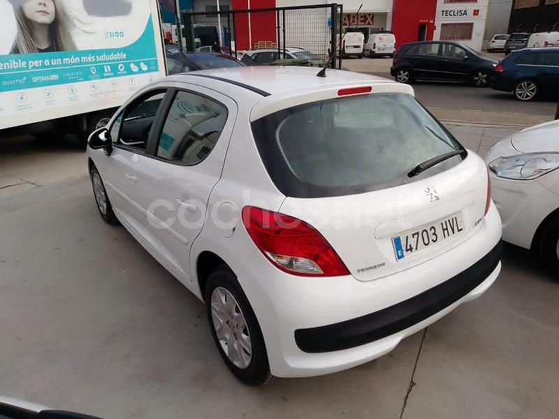 Usado Peugeot 207 68 CV (50 kW) 2014 Blanco Berlina