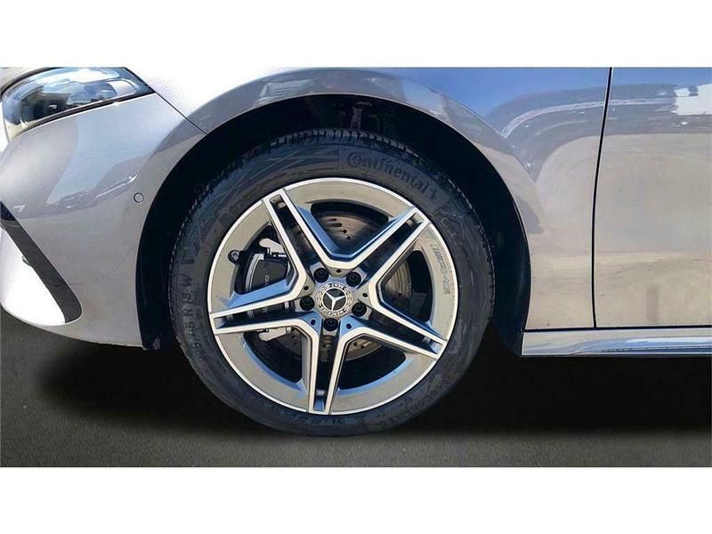 Usado Mercedes A180 AMG line 136 CV (100 kW) 2024 Gris Berlina