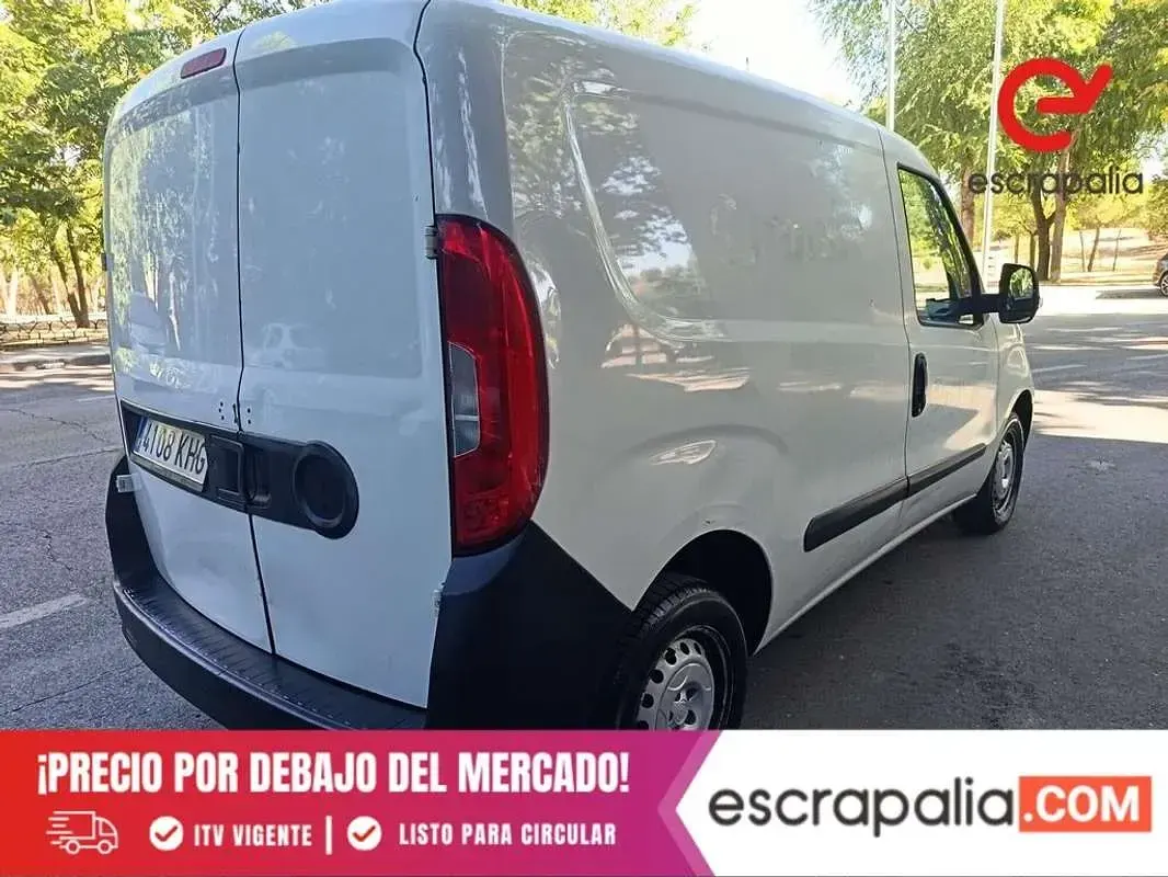 Usado Fiat Doblò 95 CV (69 kW) 2018 Blanco Monovolumen