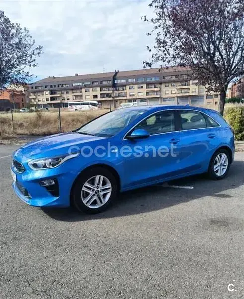Usado Kia Ceed 100 CV (73 kW) 2019 Azul Utilitario