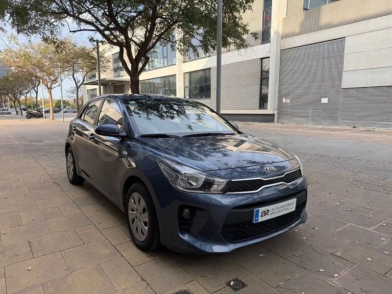 Usado Kia Rio 84 CV (61 kW) 2017 Gris / plata Berlina