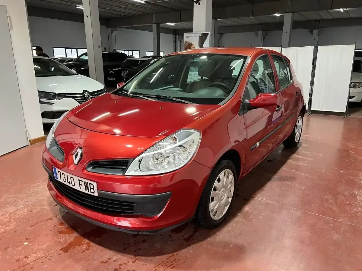 Usado Renault Clio II Business 85 CV (62 kW) 2007 Rojo Berlina