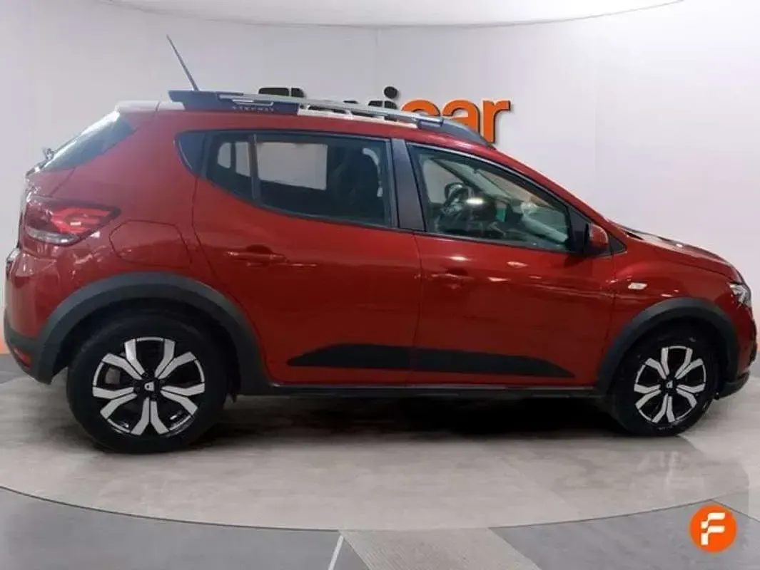 Usado Dacia Sandero Essentiel 101 CV (74 kW) 2021 Rojo Utilitario