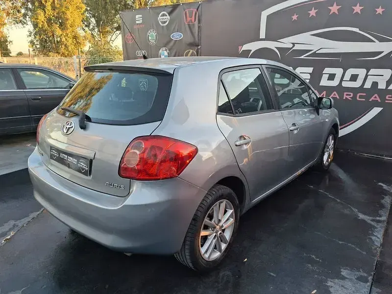 Usado Toyota Auris Luna 90 CV (66 kW) 2008 Gris / plata Utilitario