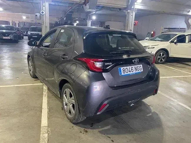 Usado Toyota Yaris Active 115 CV (84 kW) 2025 Gris Utilitario