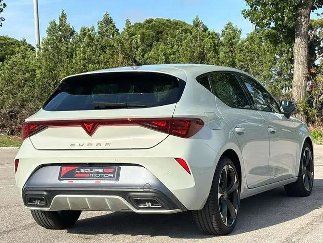 Usado Cupra Leon 150 CV (110 kW) 2025 Beige Utilitario