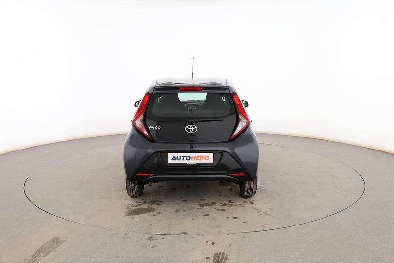 Usado Toyota Aygo X-play 72 CV (52 kW) 2021 Gris Utilitario