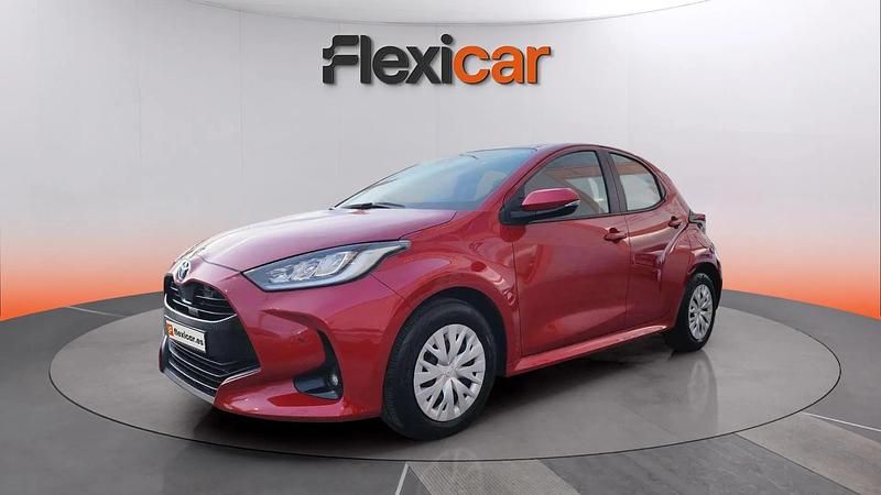 Usado Toyota Yaris Hybrid Active 116 CV (85 kW) 2023 Rojo Berlina