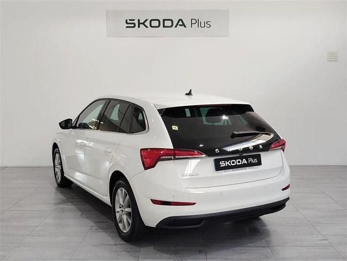 Usado Skoda Scala 110 CV (80 kW) 2022 Blanco Utilitario