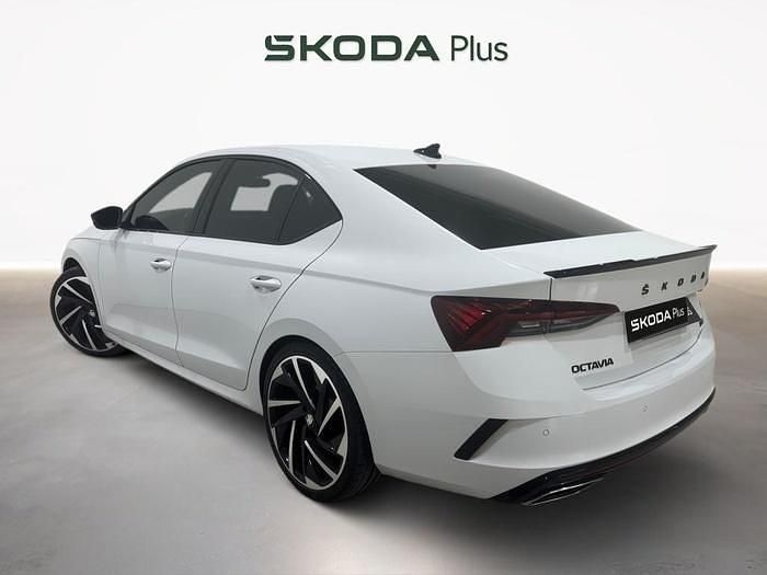 Blanco Usado 2023 Skoda Octavia RS Berlina | 34.500 € (Un poco caro) - Imagen 1/4