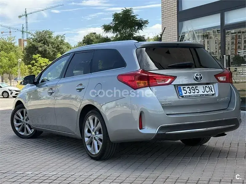 Usado Toyota Auris Hybrid Advance 136 CV (100 kW) 2016 Gris / plata Familiar