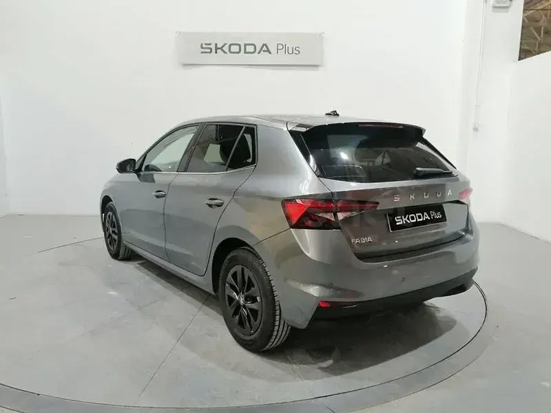 Usado Skoda Fabia Selection 115 CV (84 kW) 2025 Gris / plateado Berlina