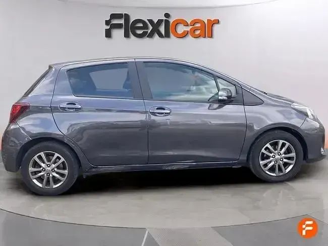 Usado Toyota Yaris Active 69 CV (50 kW) 2017 Gris Berlina