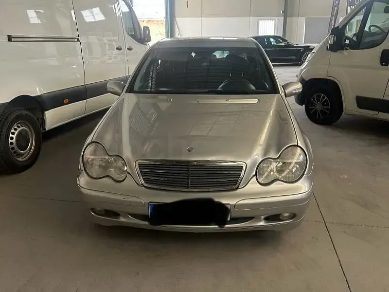 Usado Mercedes C220 Classic 150 CV (110 kW) 2004 Gris / plata Berlina