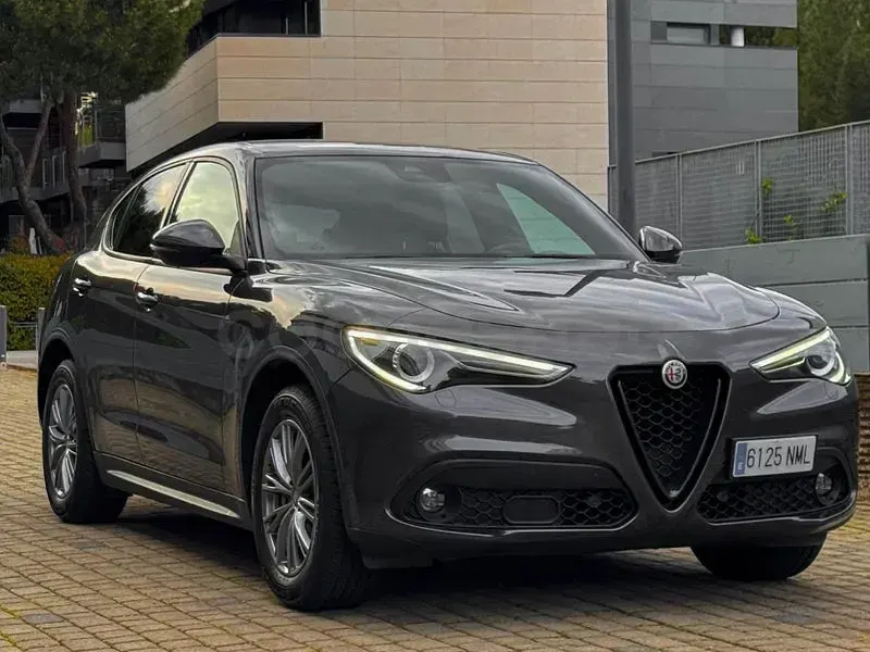 Usado Alfa Romeo Stelvio Sprint 190 CV (139 kW) 2022 Gris / plata SUV