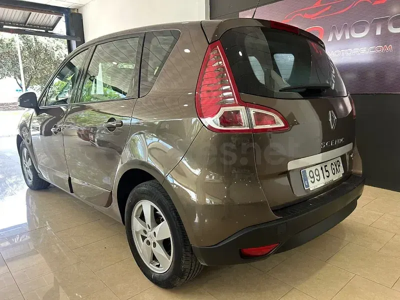 Usado Renault Grand Scénic Dynamique 105 CV (77 kW) 2010 Marrón Monovolumen