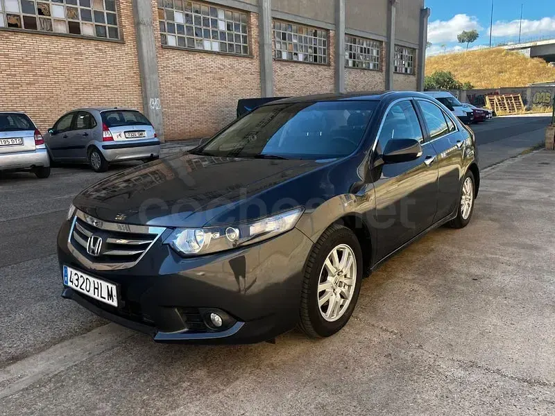 Usado Honda Accord Elegance 156 CV (114 kW) 2012 Gris / plata Berlina