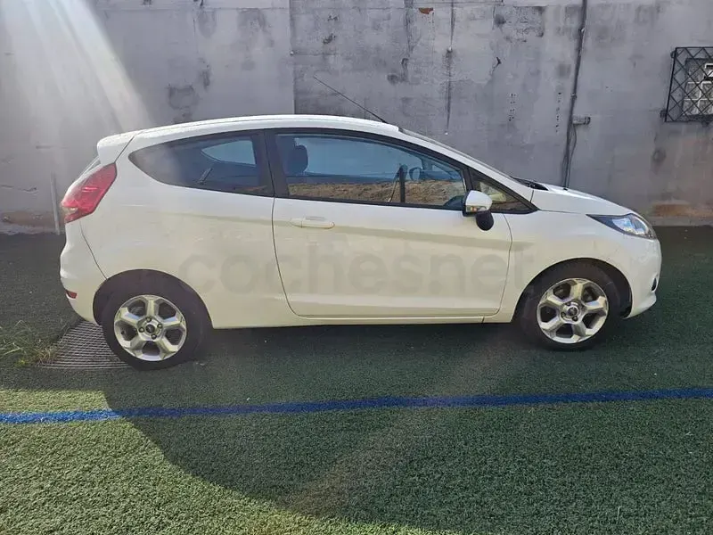 Usado Ford Fiesta Trend 68 HP (50 kW) 2009 Branco Sedan