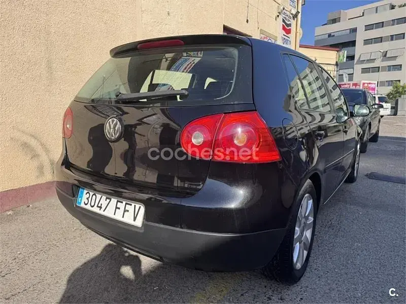 Usado VW Golf IV Highline 105 CV (77 kW) 2006 Negro Berlina