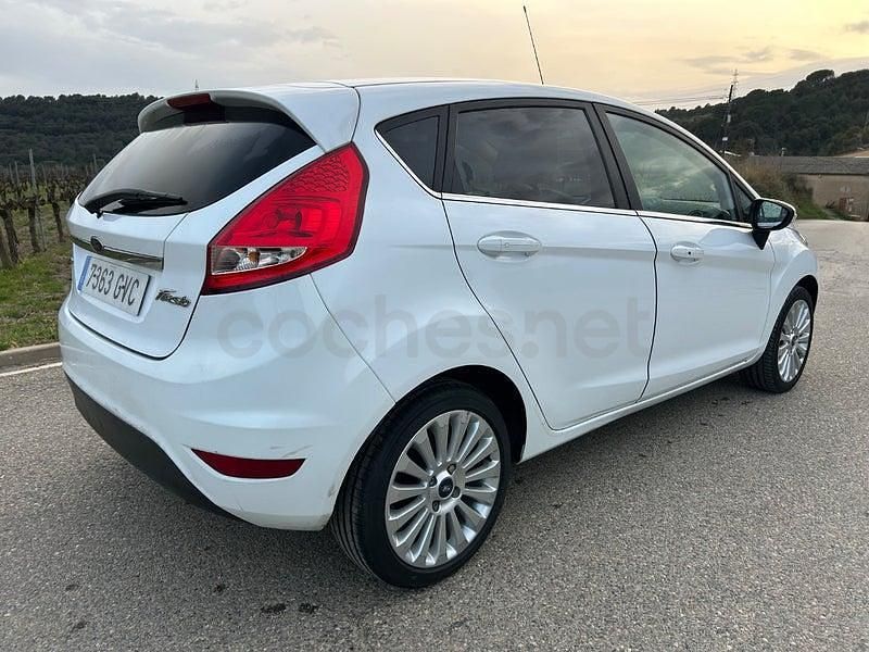 Usado Ford Fiesta Titanium 95 CV (69 kW) 2010 Blanco Utilitario