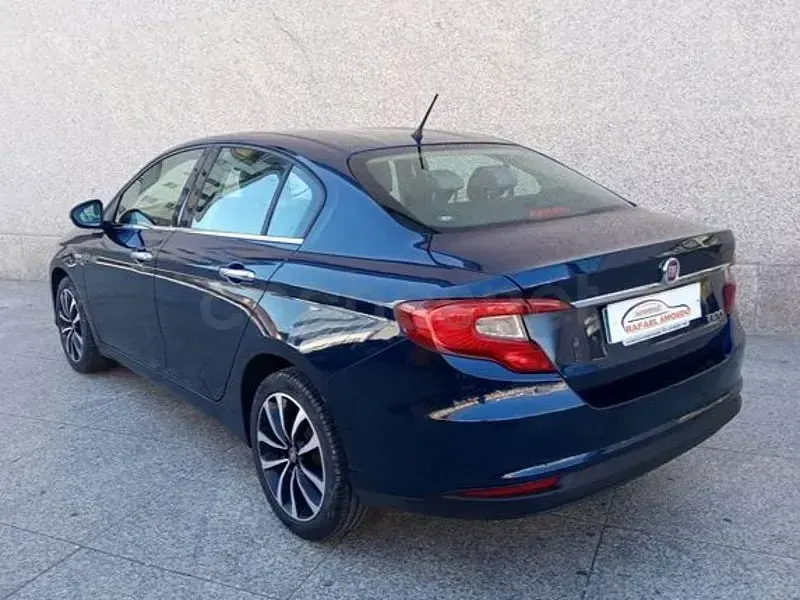 Usado Fiat Tipo Lounge 95 CV (69 kW) 2017 Azul Berlina