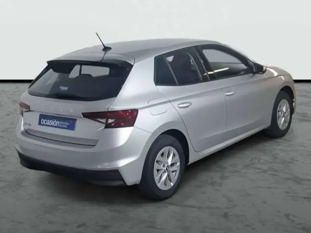 Usado Skoda Fabia Selection 95 CV (69 kW) 2026 Plateado Utilitario