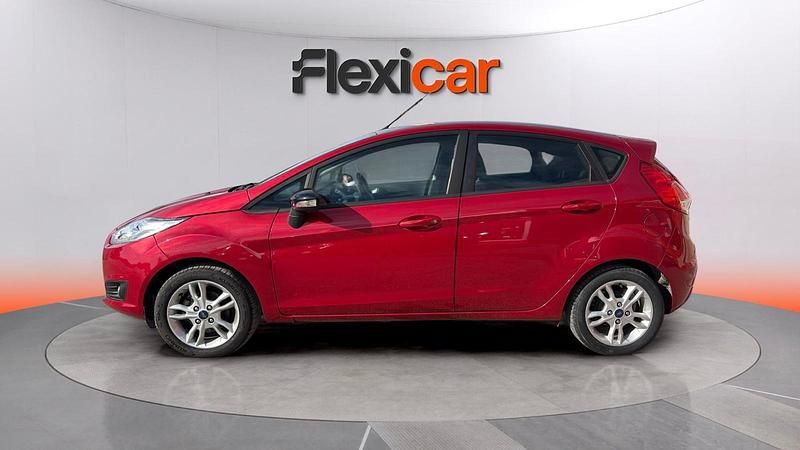 Usado Ford Fiesta Trend 75 CV (55 kW) 2017 Rojo Utilitario