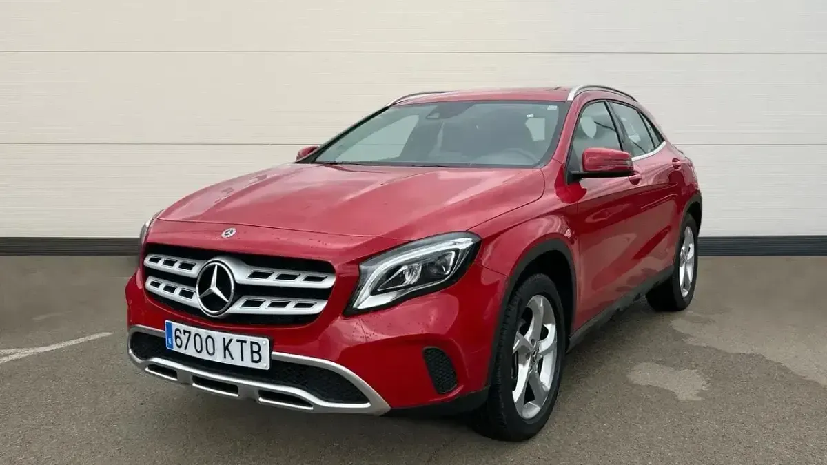 Käytetty Mercedes GLA180 122 HP (89 kW) 2019 Punainen Katumaasturi