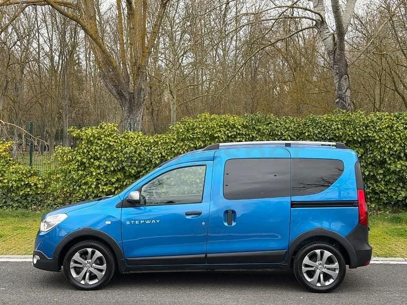 Usado Dacia Dokker Stepway 90 CV (66 kW) 2016 Azul Monovolumen