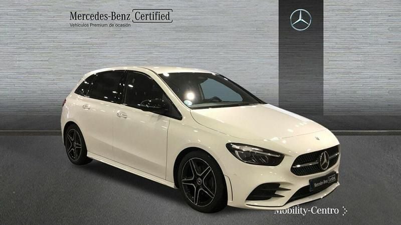 Usado Mercedes B200 AMG line 150 CV (110 kW) 2023 Blanco polar Monovolumen