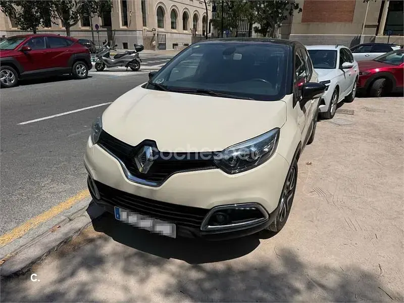 Usado Renault Captur Intens 90 CV (66 kW) 2014 Beige SUV