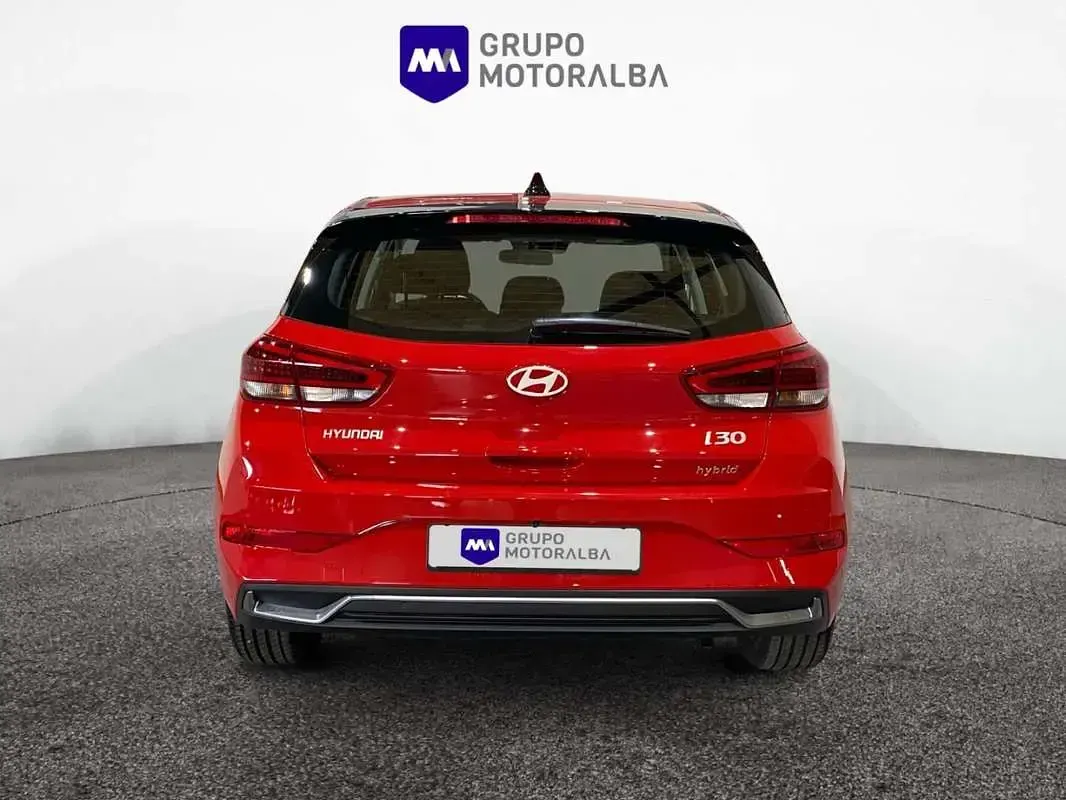 Usado Hyundai i30 101 CV (74 kW) 2025 Rojo Berlina