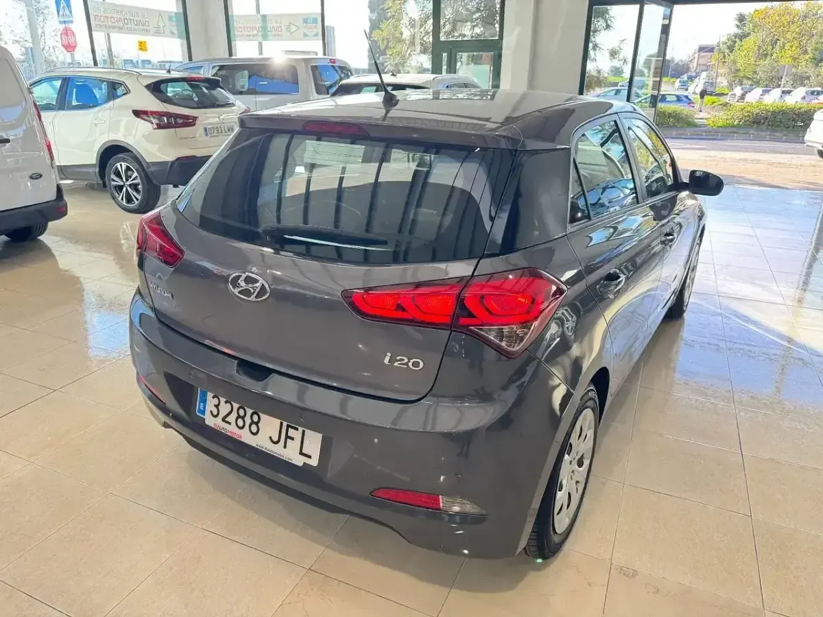 Begagnad Hyundai i20 85 HK (62 kW) 2015 Grå Halvkombi