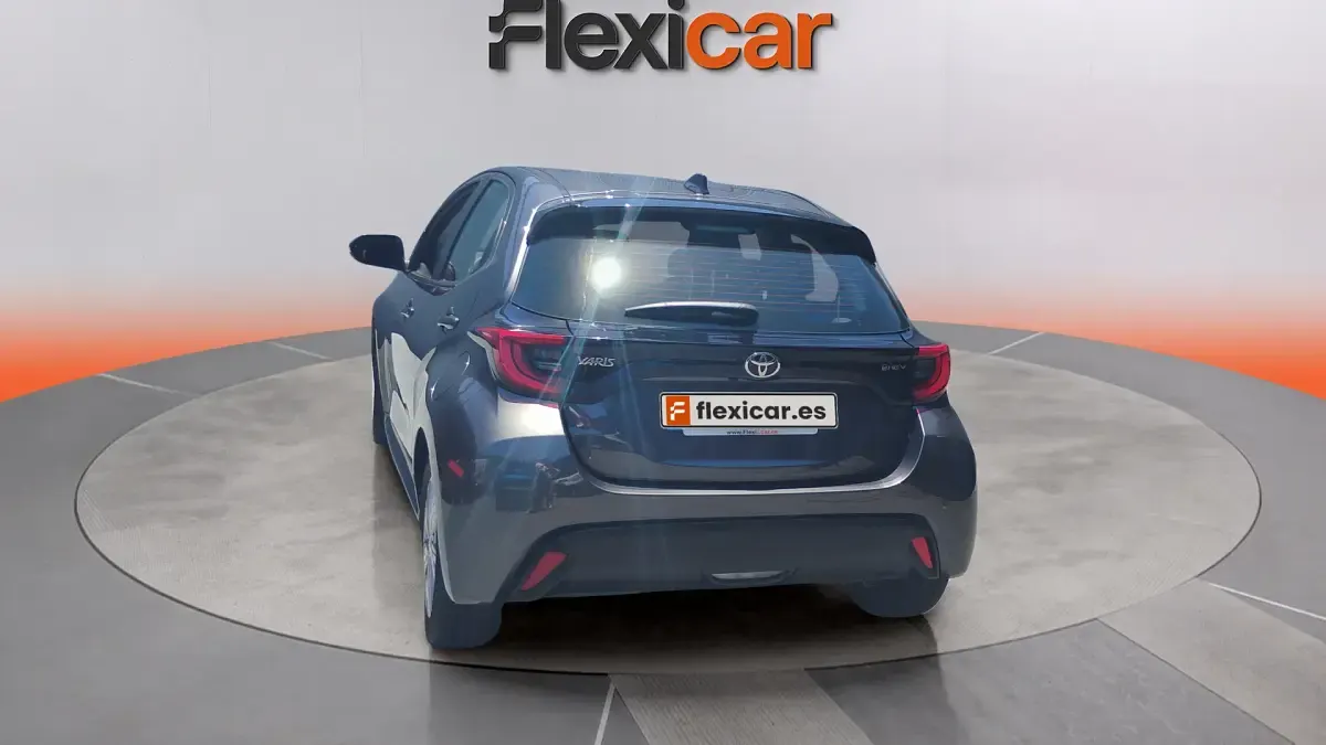 Usado Toyota Yaris Hybrid Active 116 CV (85 kW) 2024 Gris Berlina