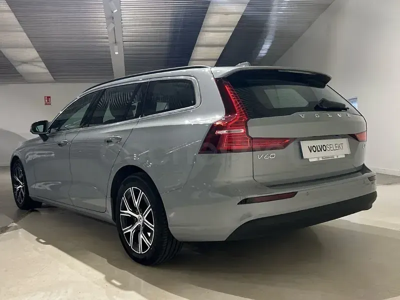 Usado Volvo V60 Core 197 CV (144 kW) 2025 Gris / plata Familiar