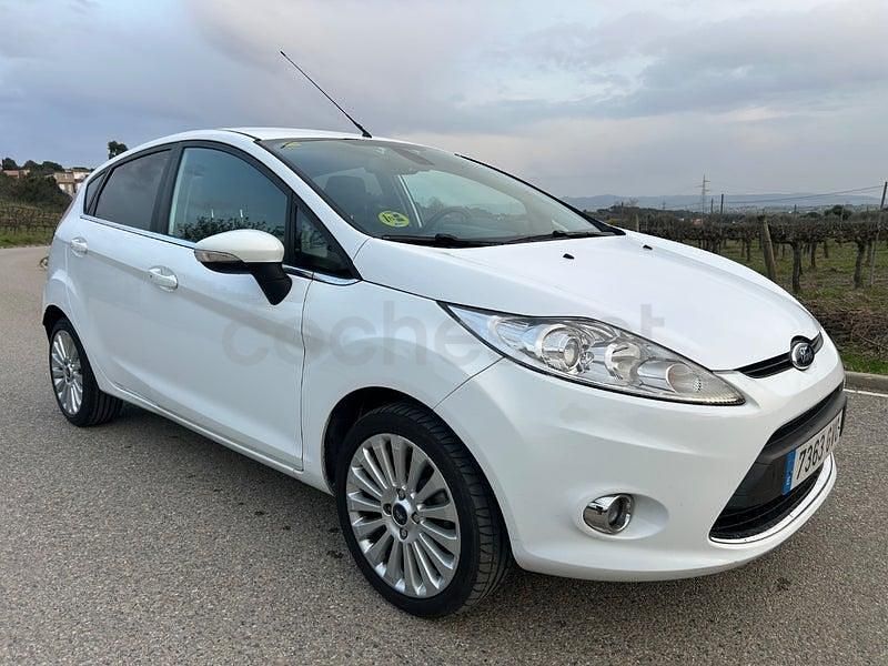 Usado Ford Fiesta Titanium 95 CV (69 kW) 2010 Blanco Utilitario