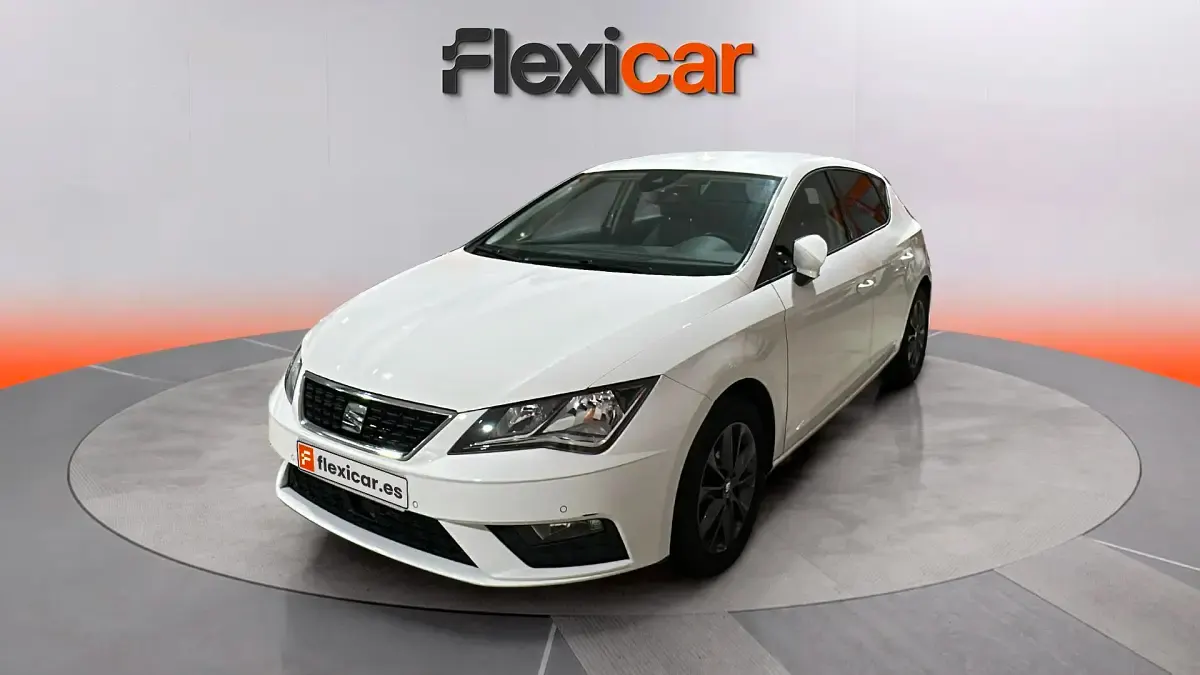 Usado Seat Leon Style 130 CV (95 kW) 2019 Blanco Berlina