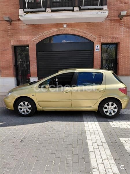 Usado Peugeot 307 110 CV (80 kW) 2001 Amarillo Utilitario