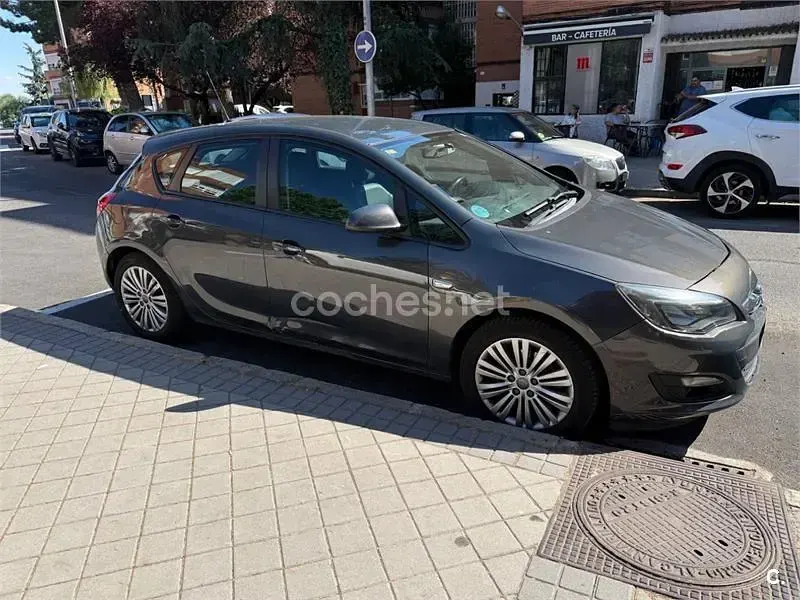 Usado Opel Astra Selective 110 CV (80 kW) 2015 Gris / plata Berlina
