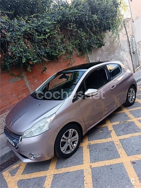 Usado Peugeot 208 Allure 92 CV (67 kW) 2012 Rosa Utilitario